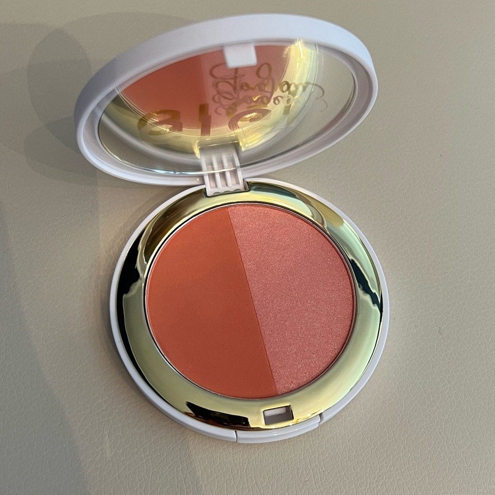 NEW Gigi Gorgeous blush duo